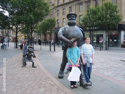 Minnie The Minx Statue