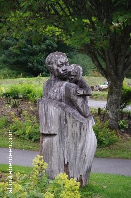 mother and child wooden carving statue